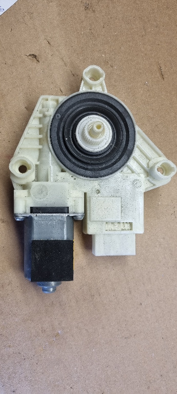 00129 Motoras macara usa stanga spate vw passat b8 5q4959812e