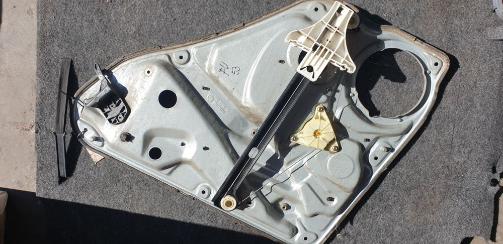 00843 Macara cu motoras geam stanga spate Vw Passat variant