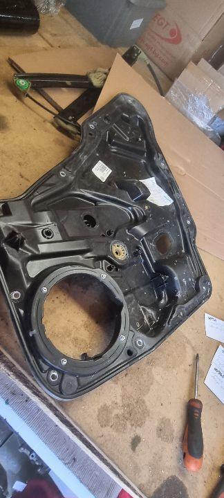 00965 Macara electrica geam stanga spate vw tiguan 5n0839729m 5n0839755d