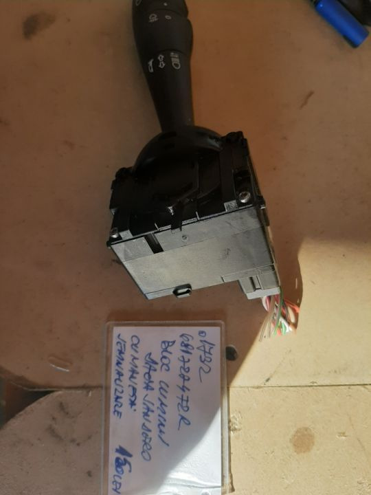 01732 Bloc lumini cu maneta semnalizare Dacia Sandero 681727472R