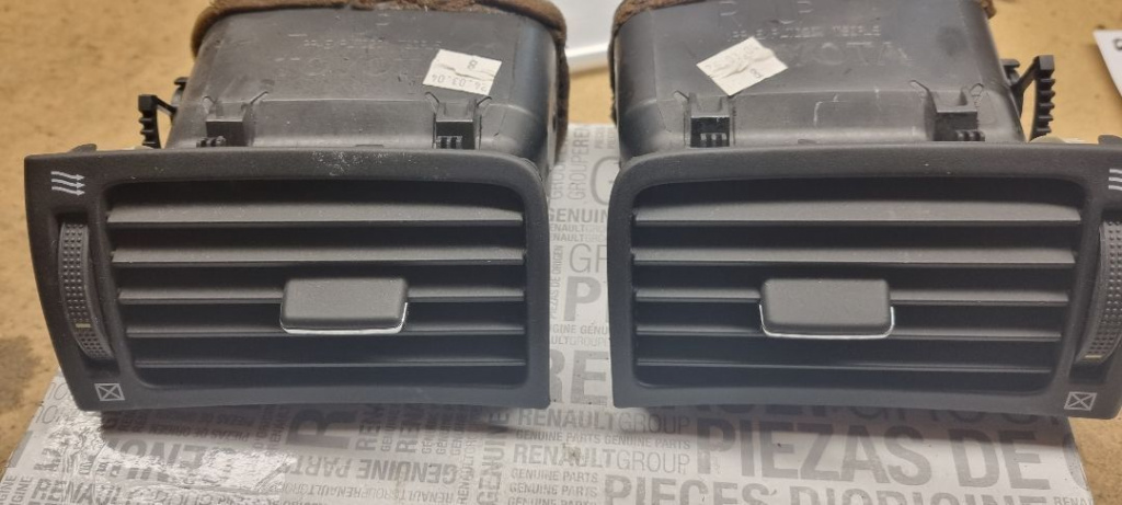 01840 Grila aerisire bord stanga 80896 - 02489 Grila aerisire bord dreapta - toyota avensis 80797