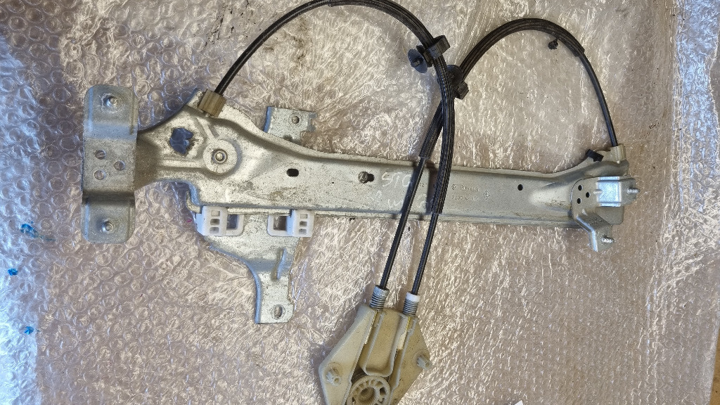 02007 Macara usa spate stanga RENAULT MEGANE 827210008R