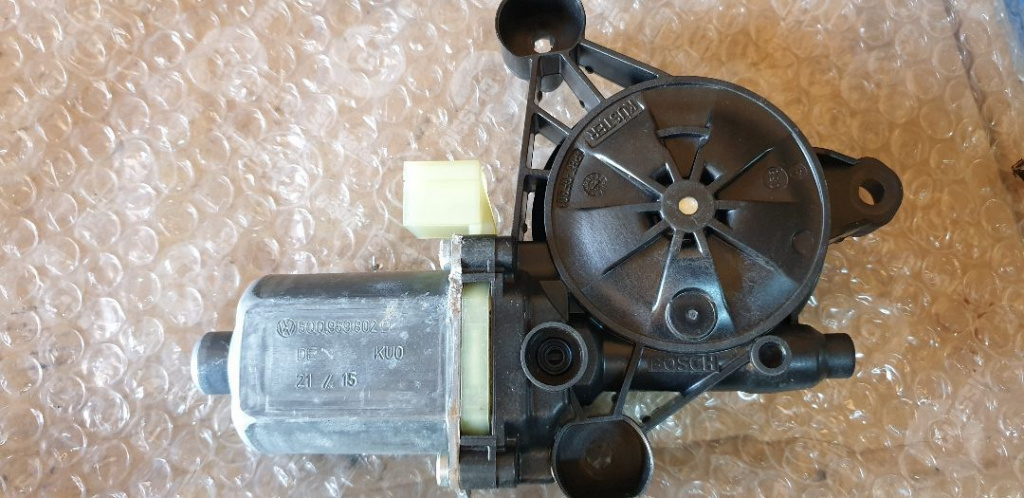 02065 05345 Motoras geam stanga spate vw passat b8 golf 7 octavia 3 5q0959801b