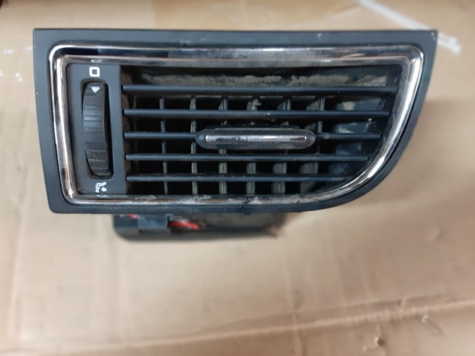 02196 Grila aerisire bord stanga Skoda Superb 3T0819701