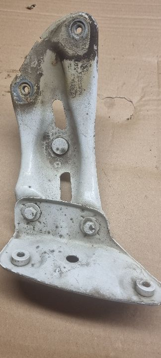 02332 Suport aripa stanga Skoda Octavia 2; 1Z0821141A 1Z0810679a