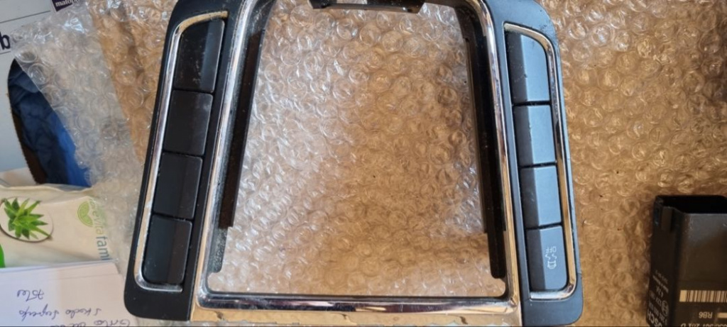03783 Grila cu buton Skoda Superb