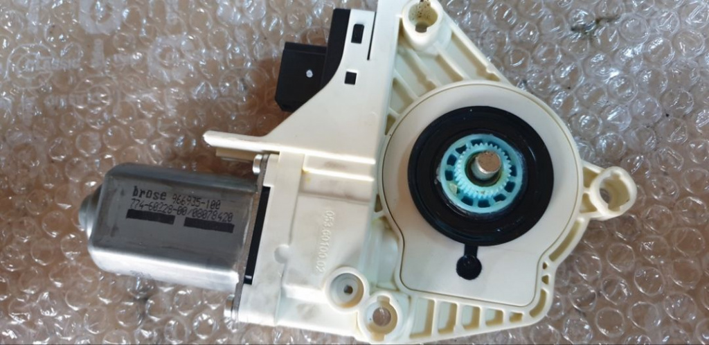 03901 Motoras Geam Dreapta Spate Audi A4 B8 8K095980