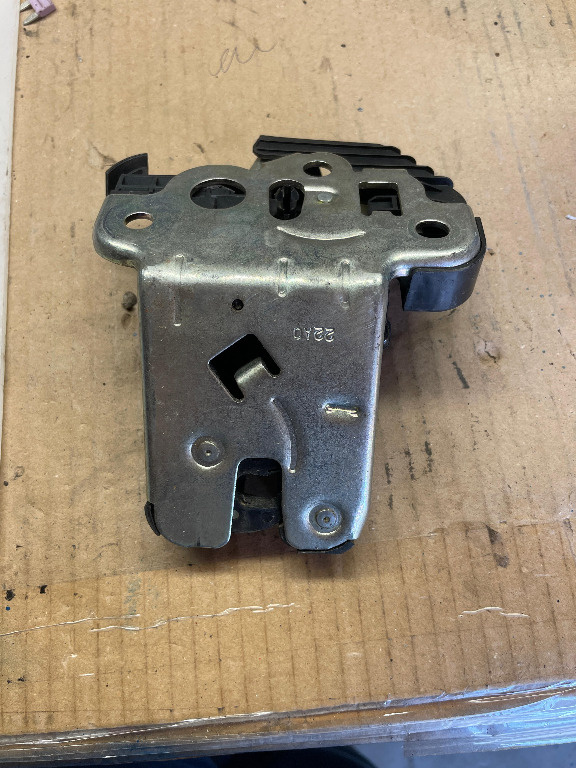 04114 Broasca haion, cod 8K9927505A, Audi A3 Sportback