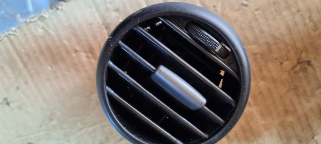 04305 05722 Grila aerisire ventilatie bord stanga seat leon 1p0819203
