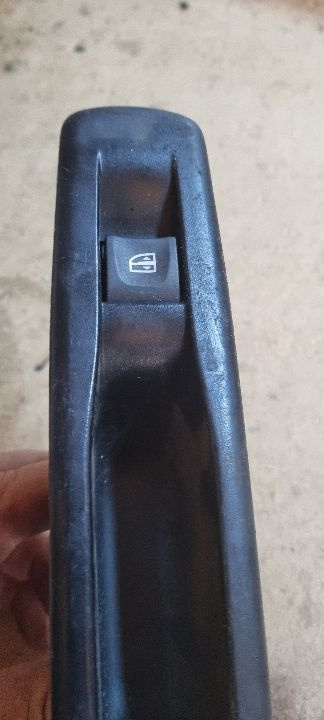 04568 Buton actionare geam electric stanga spate renault megane 3 156024250a
