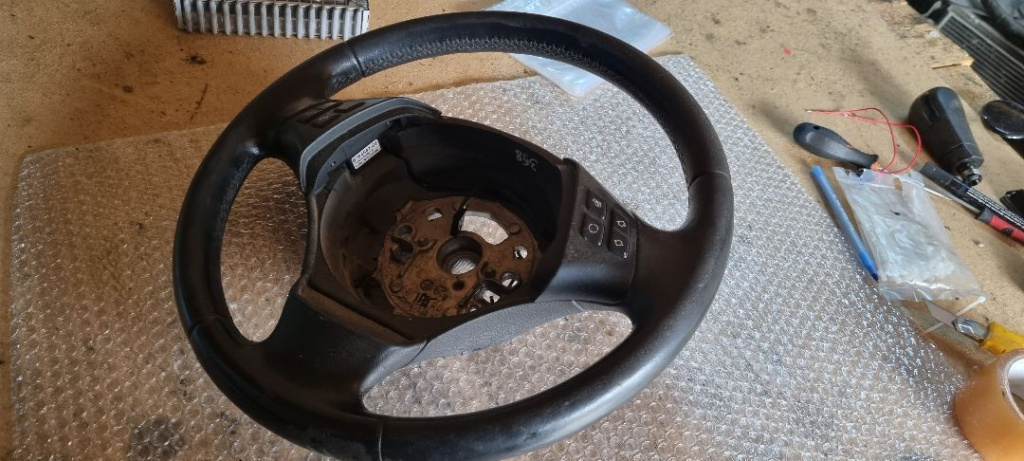 04674 Volan bmw e90 seria 3 2005-2007 695989301