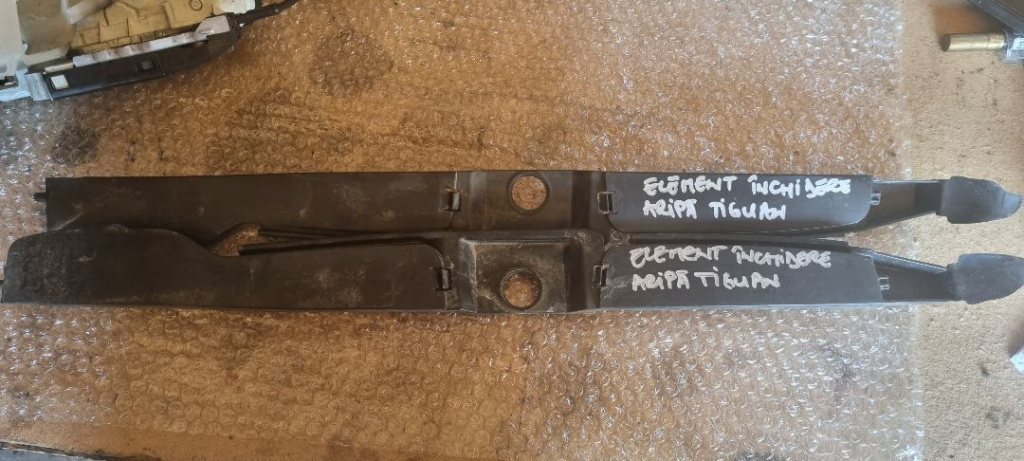 04713 Element inchidere aripa vw tiguan stanga sau dreapta 5n0821111 5n0821112