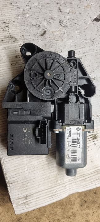 04946 Motoras geam stanga fata renault megane 3 807310007r
