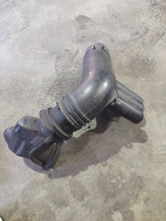 04E129651C. Tubulatura aer VW / Seat / Skoda 1.2 TSI 1.4 TSI