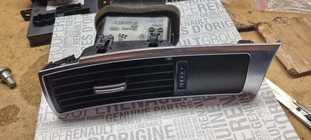05150 Grila aer bordstanga audi a6 c6 4f1820901d