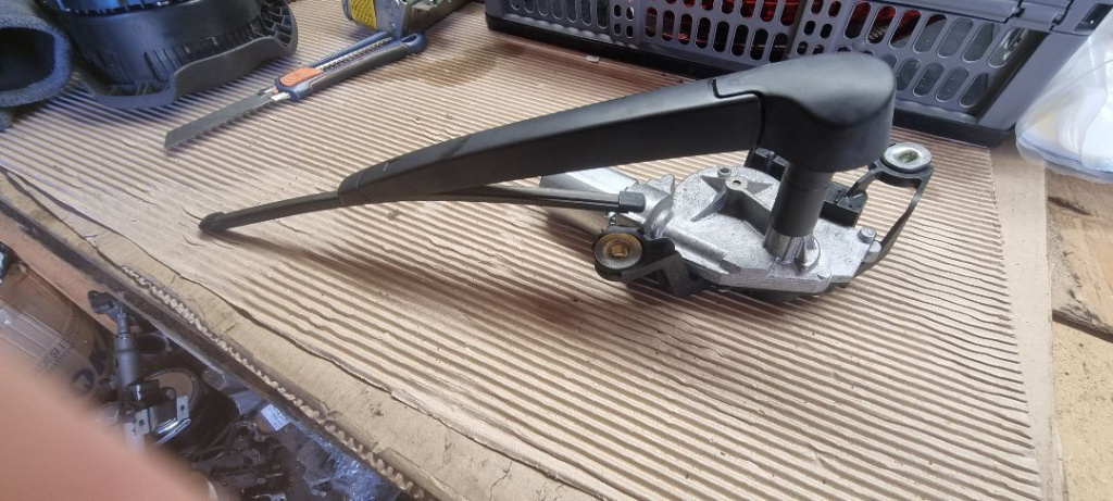 05297 Motoras stergator haion cu brat stergator vw plo 6r 5k6955711b 0390201207