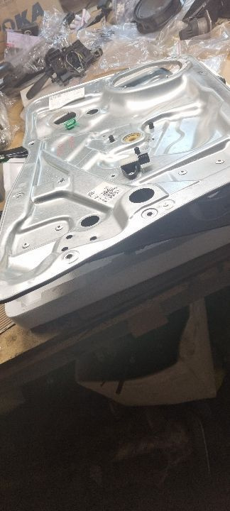 05375 Macara geam stanga fata vw tiguan 5n0837755 5n2837729d