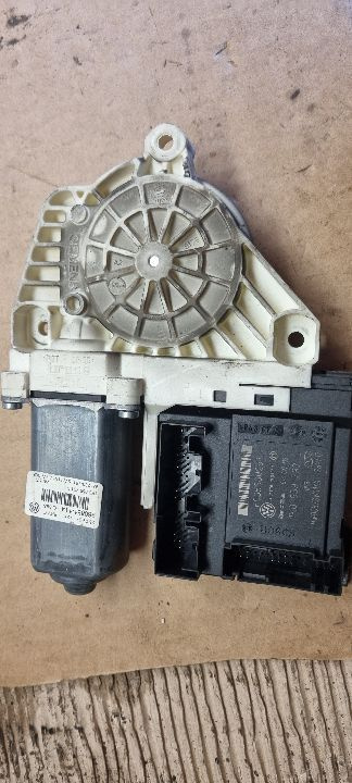 05653 Motoras geam stanga fata vw passat b6 europa 1k0959701p 1k0959793l