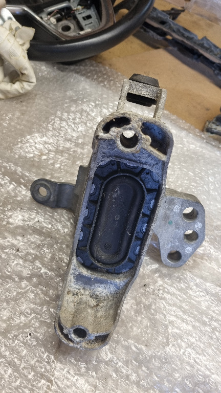 06526 Tampon stanga motor opel astra j 13248476