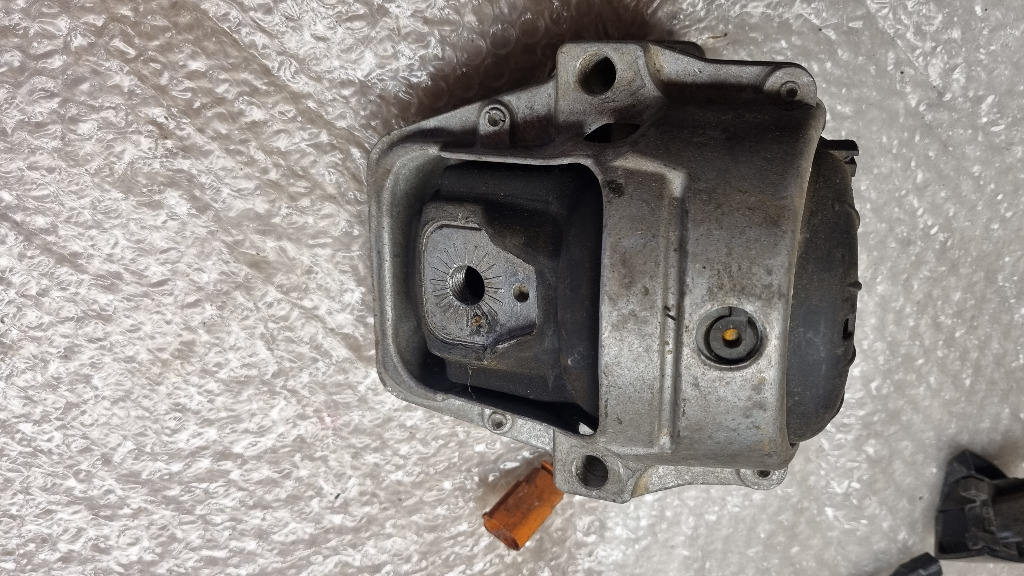 06682 Suport Tampon Motor Stanga cu Senzor Audi A4 A5 2.0 TDI 8k0199381