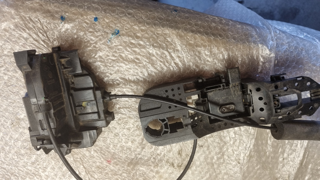 06718 BROASCA (INCUIETOARE) USA STANGA SPATE pentru RENAULT MEGANE III 825030574r