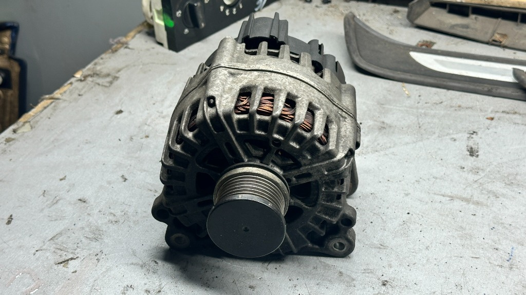 Alternator Audi A4 b8 A5 8t A6 C7 q5 2.0 TDi A4 04l903017a