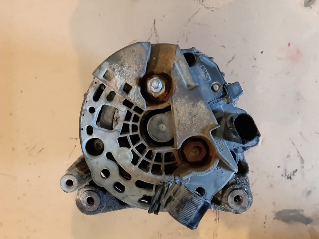 Alternator VW T5 1.9 TDI 2009 tip motor 