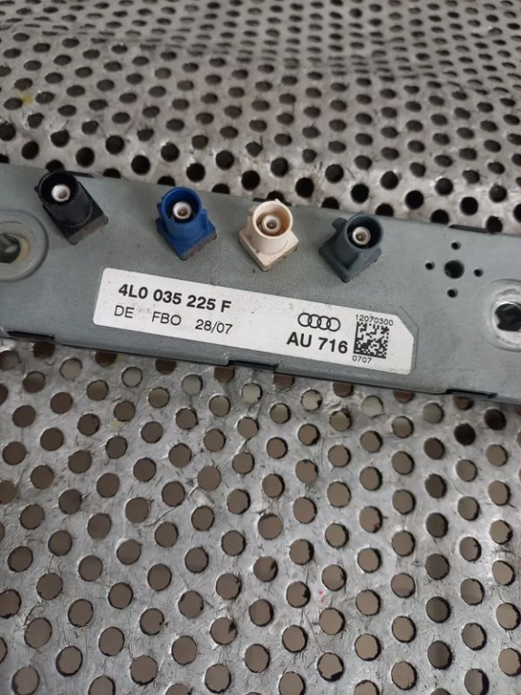 Amplificator Antena Audi Q7 4L Cod 4L003