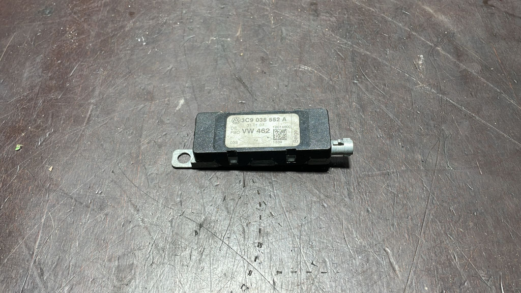 Amplificator antena cod 3C9035552A , 3C9 035 552 A pentru VW Passat b6 an 2005 - 2010