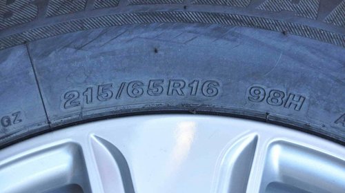 Anvelope Iarna Bridgestone 215/65 R16 Dacia Duster VW Tiguan Transporter T5 T6 Sharan Audi Q3 Nissan Qasqai