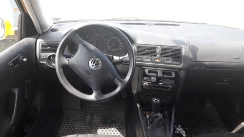 Aripa dreapta fata VW Golf 4 2000 Hatchback 1.9 SDI