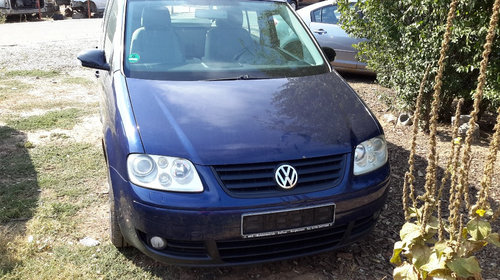 Aripa stanga fata Volkswagen Touran 2004 hatc