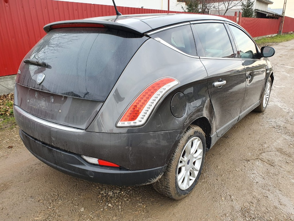 Ax came Lancia Delta 2010 3 hatchback 1.