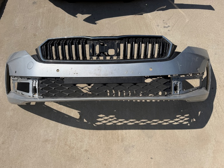 Bara fata cu grila centrala + grila inferioara Skoda Octavia 4 FACELIFT 2023/2024/2025
