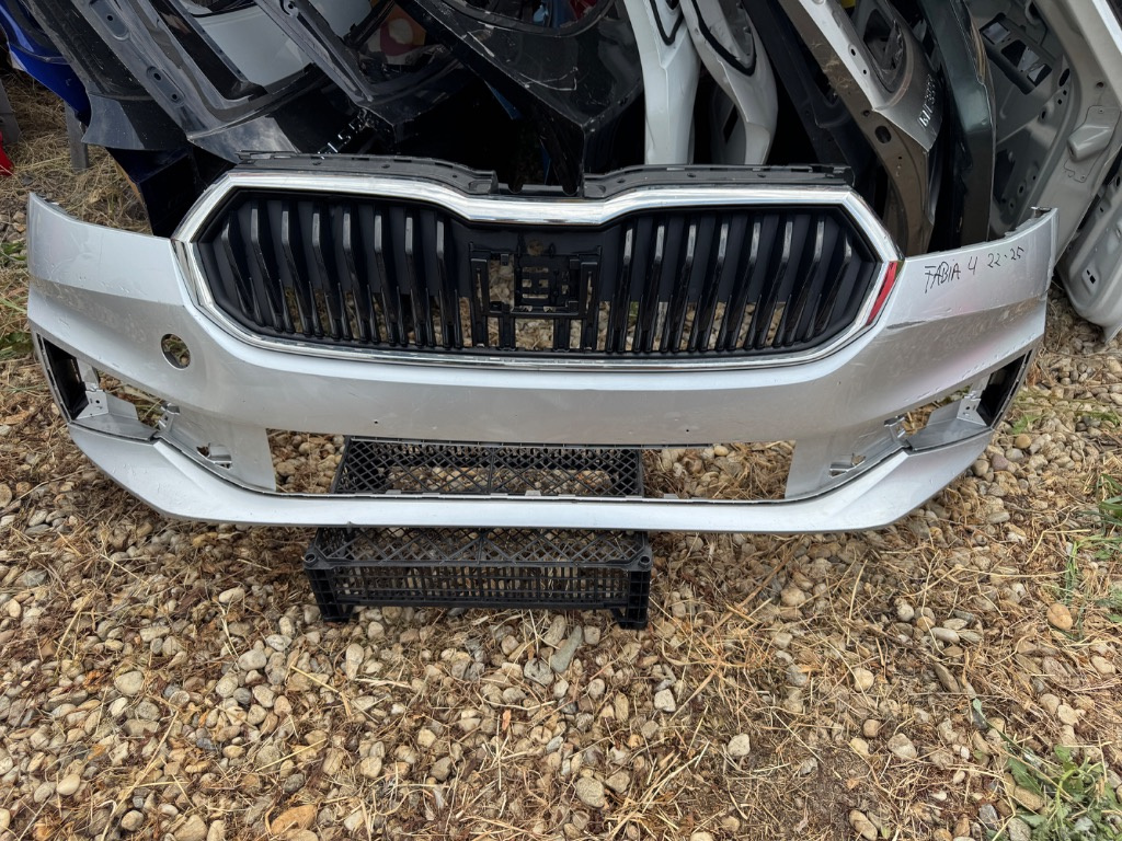 Bara fata + grila centrala Skoda Fabia 4 2022/2023/2024/2025
