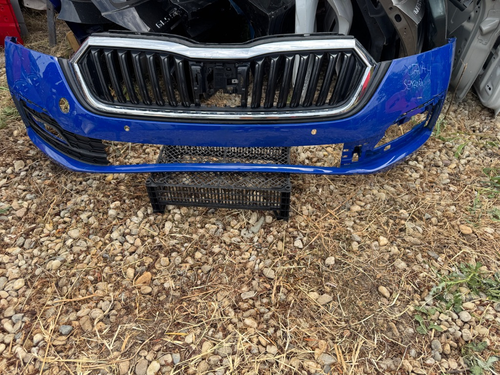 Bara fata + grila centrala Skoda Octavia 4 2019/2020/2021/2022/2023