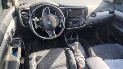 Bara fata Mitsubishi Outlander 2014 SUV 2.0 benzina + hybrid 4B11