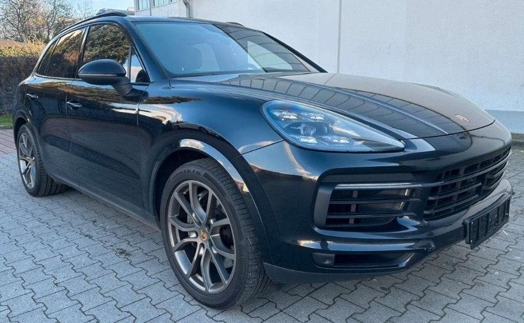 Bara fata Porsche Cayenne 2021 SUV 2.995