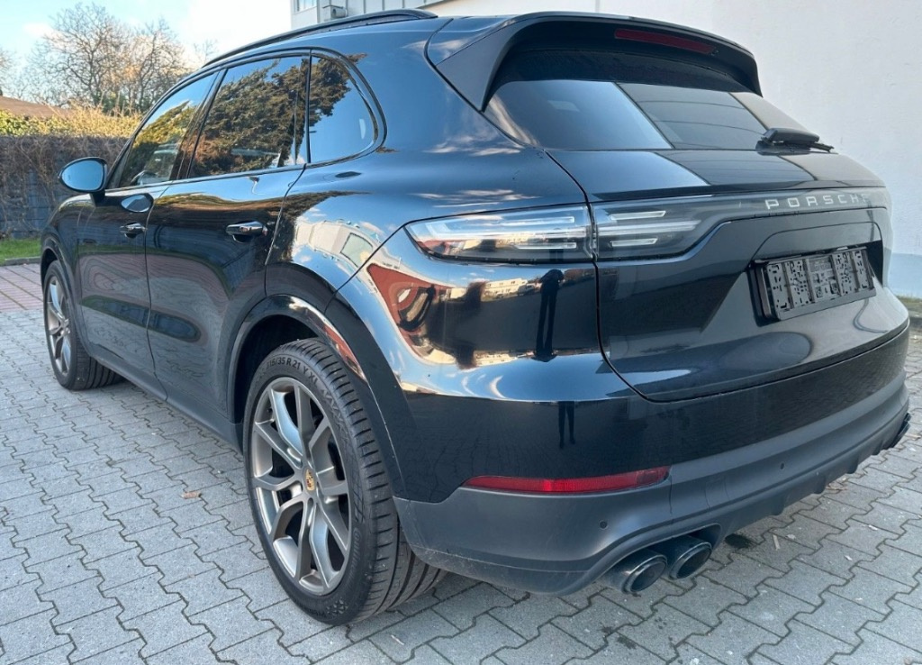 Bara fata Porsche Cayenne 2021 SUV 2.995