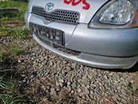 Bara fata Toyota Yaris