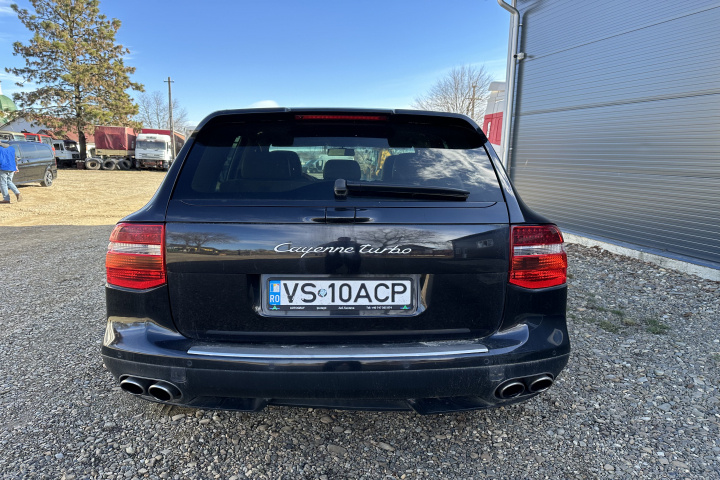 Bara fata Turbo GTS completa Porsche Cay
