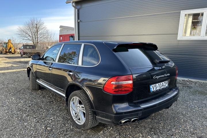 Bara fata Turbo GTS completa Porsche Cay