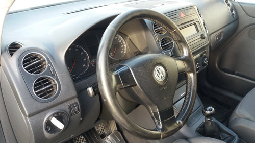 Bara fata Volkswagen Golf 5 Plus 2005 Hatchback 1.6 benzina FSI