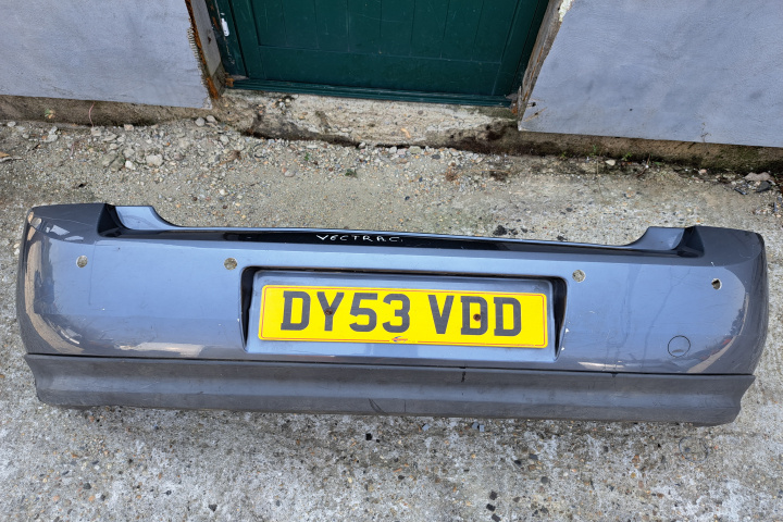 Bara spate 2023 original cod 09186137 Bara Spate cu gauri pentru senzori de parcare Opel Vectra C 09186137 Opel Vectra C [2002 - 2005]