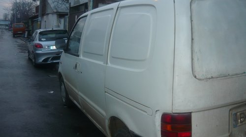 Bara spate nissan serena