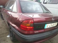 Bara spate Opel Astra F sedan pe visiniu