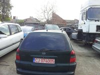 Bara spate opel Vectra B break pe verde