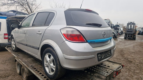 Bara spoiler spate Opel Astra H hatchback