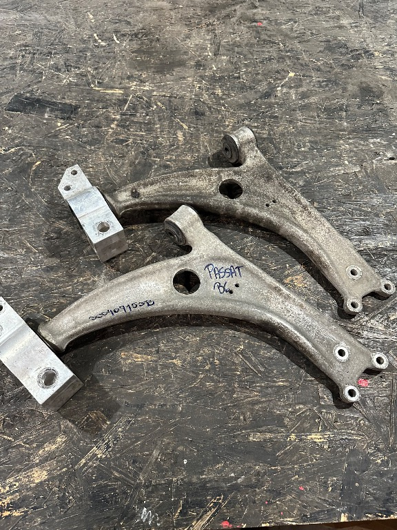 Bascula Brat suspensie Volkswagen Passat B6 3C0406153B - stanga dreapta identice - imagine 1