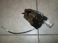 Broasca / incuietoare usa stanga spate Peugeot 407 berlina an 2005 (mufa cu 6pini)